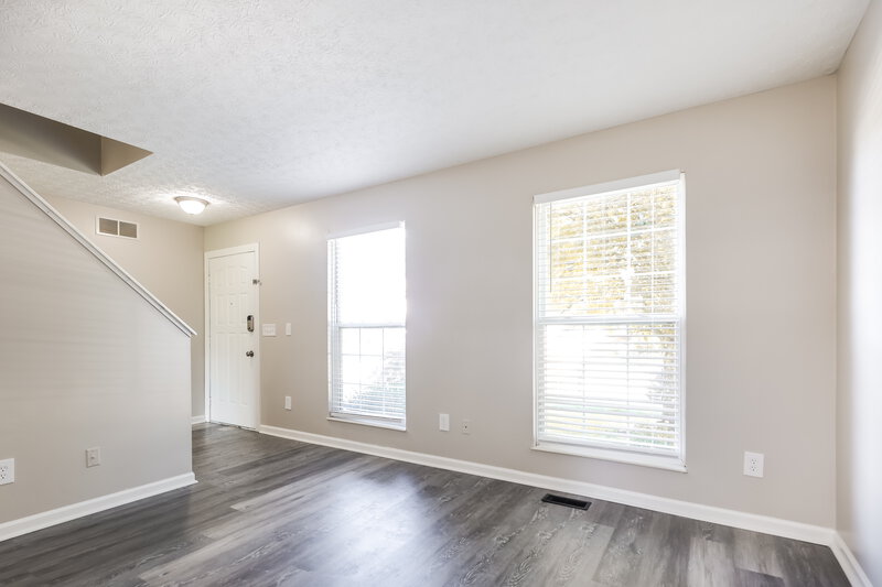 2,250/Mo, 448 Springwood Lake Dr Gahanna, OH 43230 Living Room View 2