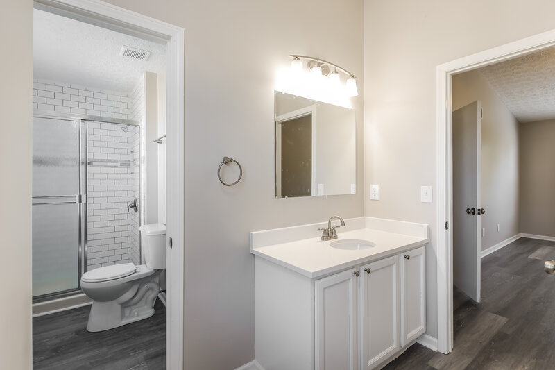 2,250/Mo, 448 Springwood Lake Dr Gahanna, OH 43230 Main Bathroom View