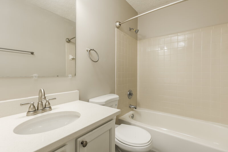 2,250/Mo, 448 Springwood Lake Dr Gahanna, OH 43230 Bathroom View