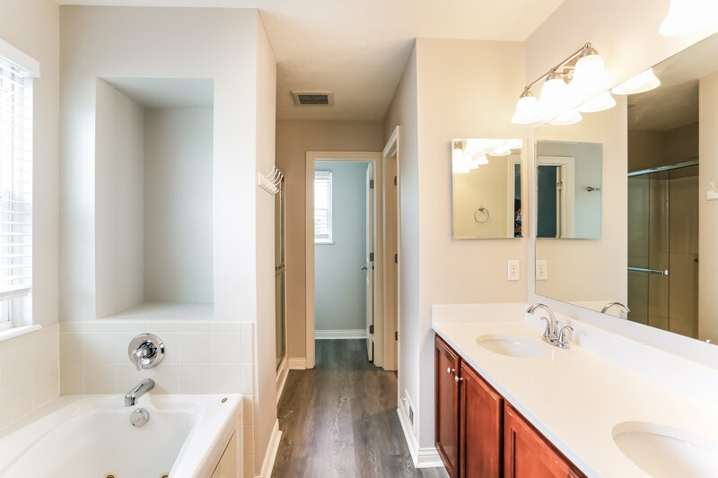 2,365/Mo, 585 Bettmann Street Delaware, OH 43015 Main Bathroom View