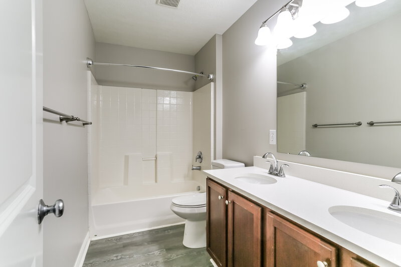 2,365/Mo, 585 Bettmann Street Delaware, OH 43015 Bathroom View