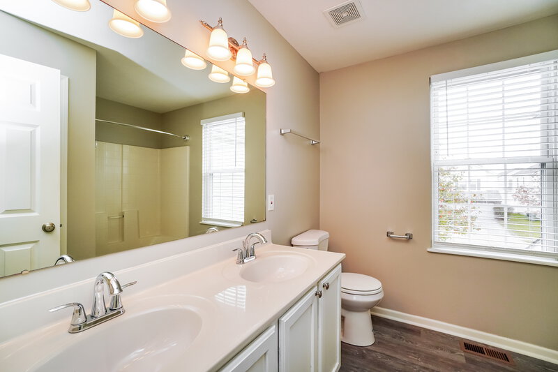 1,875/Mo, 6857 Tumbleweed Ln Canal Winchester, OH 43110 Main Bathroom View