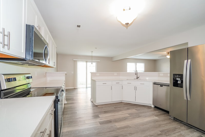 2,265/Mo, 4877 Grimm Dr Lockbourne, OH 43137 Kitchen View 2