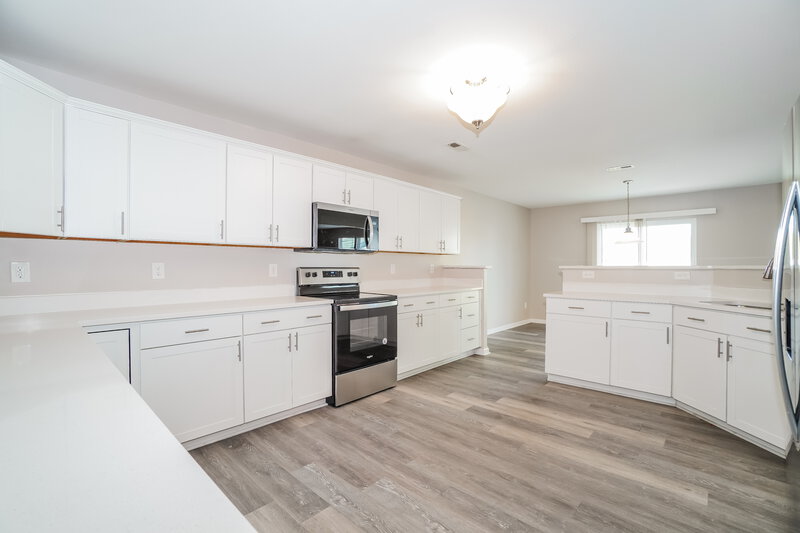 2,265/Mo, 4877 Grimm Dr Lockbourne, OH 43137 Kitchen View 3