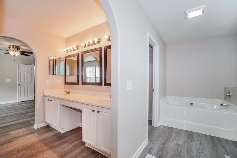 2,265/Mo, 4877 Grimm Dr Lockbourne, OH 43137 Main Bathroom View 2