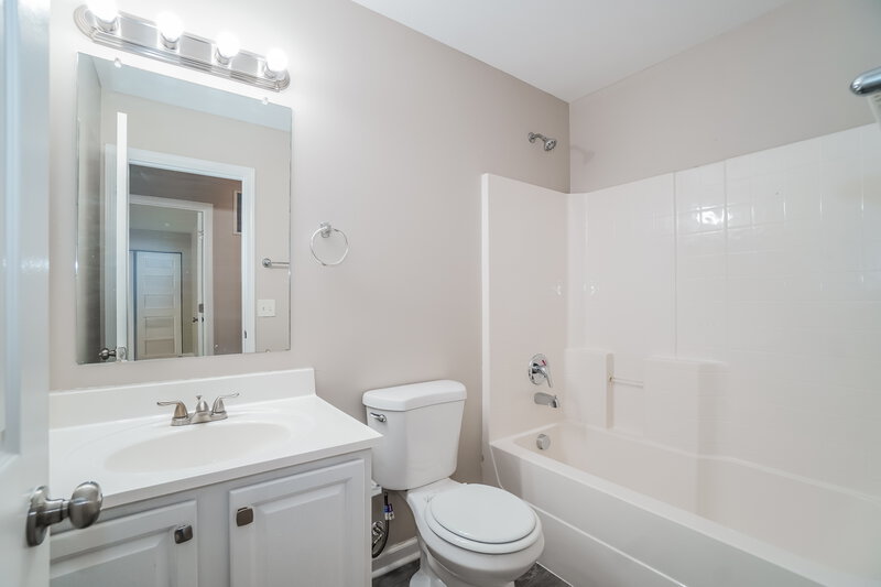 2,265/Mo, 4877 Grimm Dr Lockbourne, OH 43137 Bathroom View