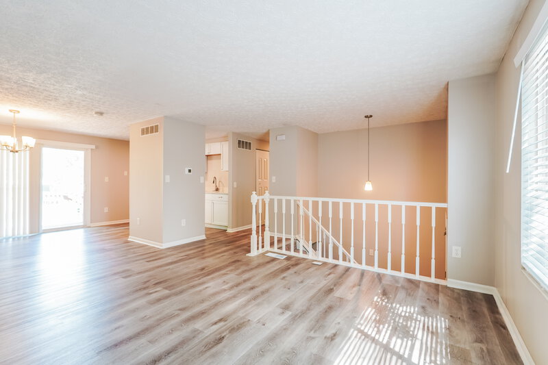 2,220/Mo, 6978 Britwell Ln Reynoldsburg, OH 43068 Living Room View 2