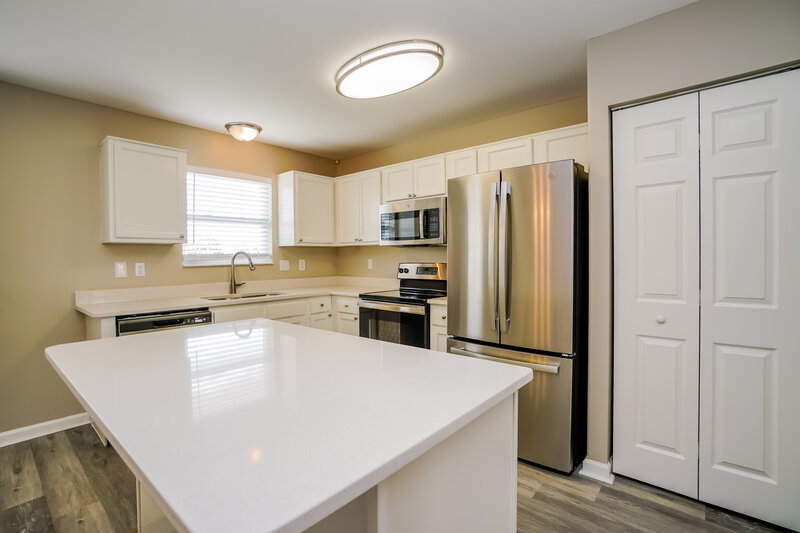 2,050/Mo, 6303 Greenhaven Ave Galloway, OH 43119 Kitchen View 2