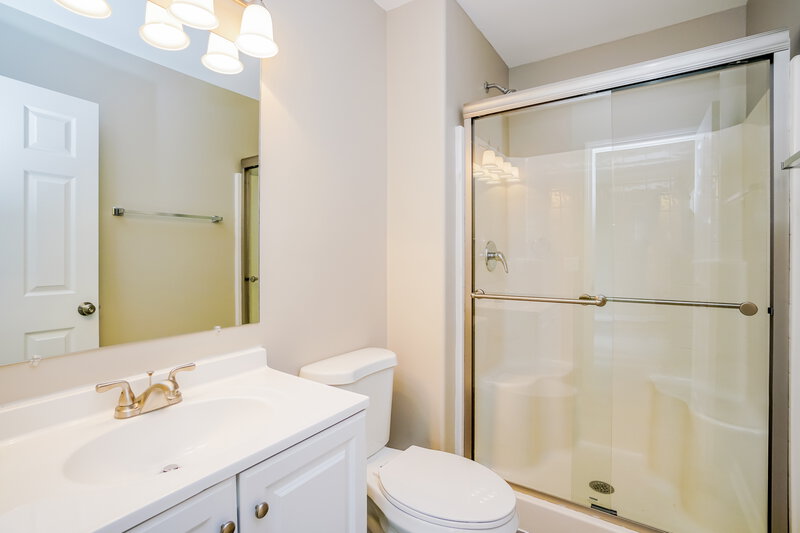 2,050/Mo, 6303 Greenhaven Ave Galloway, OH 43119 Main Bathroom View