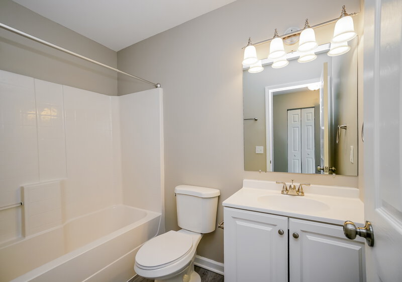 2,050/Mo, 6303 Greenhaven Ave Galloway, OH 43119 Bathroom View