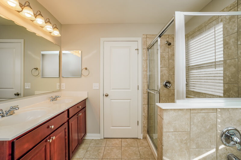 0/Mo, 2662 Aeden Dr Columbus, OH 43219 Main Bathroom View