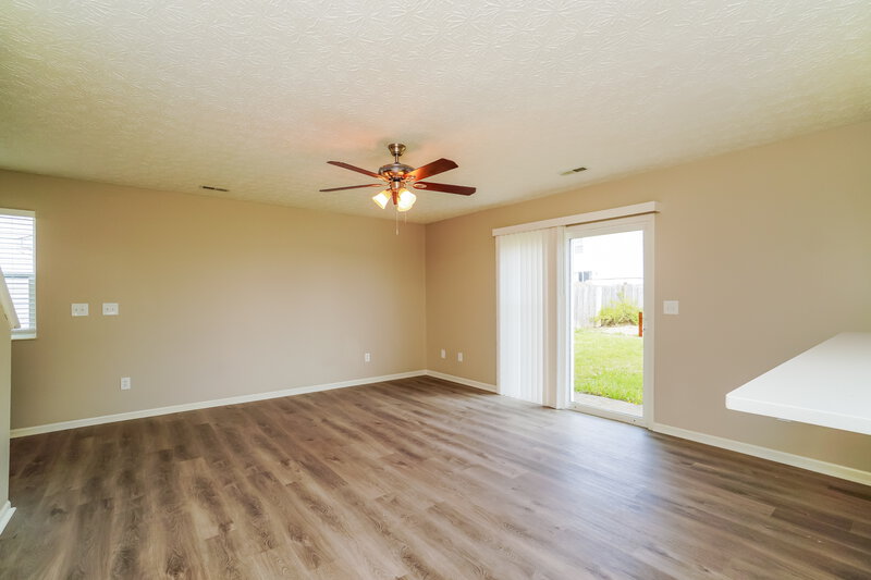 2,005/Mo, 3158 Kings Realm Ave Columbus, OH 43232 Living Room View 3