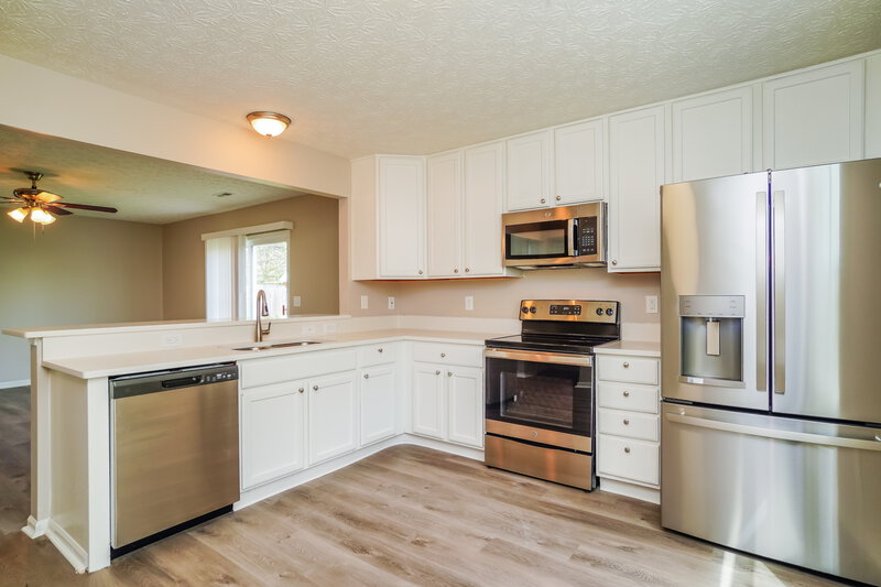 2,005/Mo, 3158 Kings Realm Ave Columbus, OH 43232 Living Room View 5