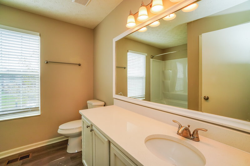 2,005/Mo, 3158 Kings Realm Ave Columbus, OH 43232 Main Bathroom View