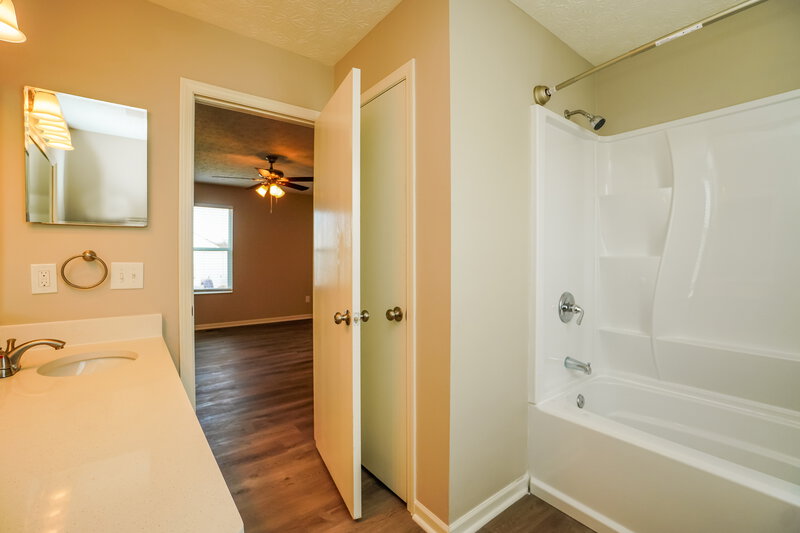 2,005/Mo, 3158 Kings Realm Ave Columbus, OH 43232 Main Bathroom View 2