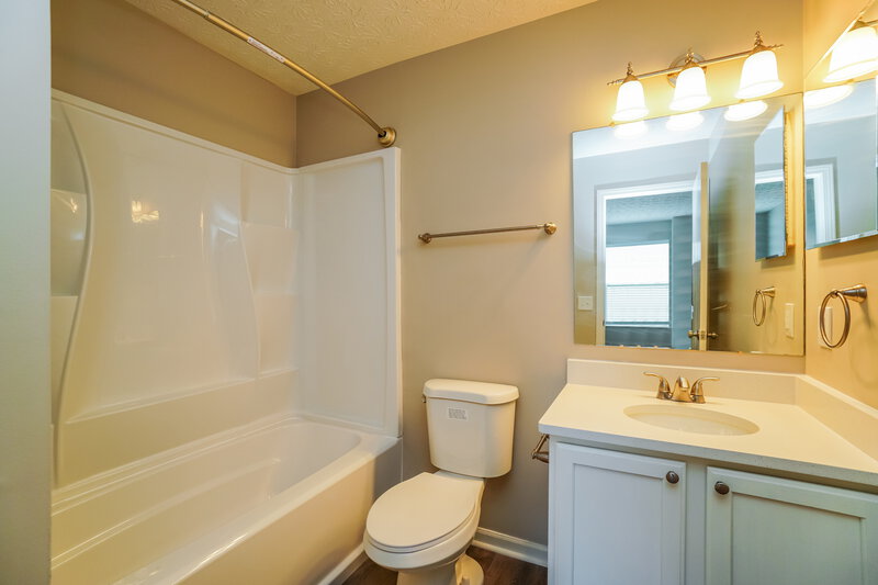 2,005/Mo, 3158 Kings Realm Ave Columbus, OH 43232 Bathroom View