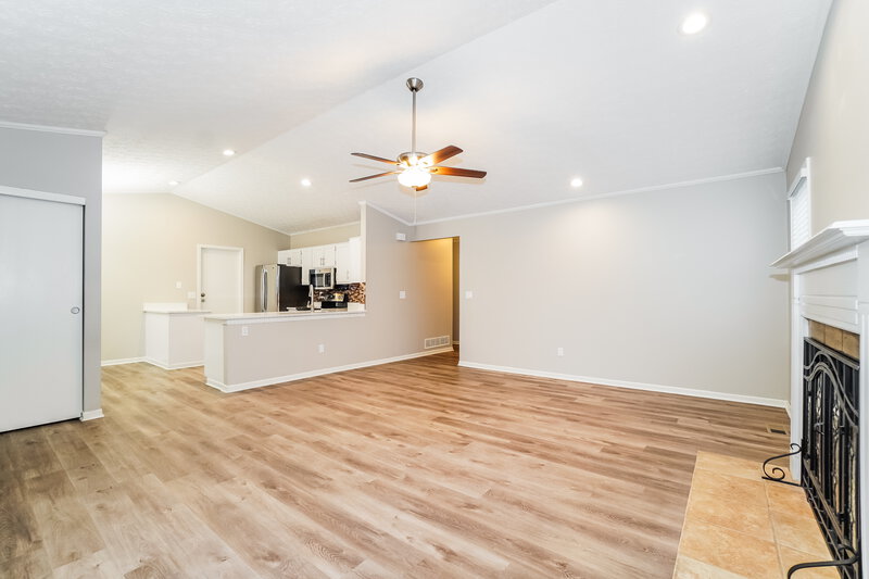 2,480/Mo, 3708 Fox Hunt Trl Columbus, OH 43221 Living Room View 3