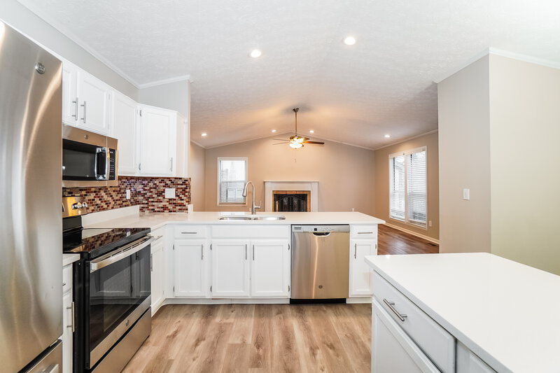 2,480/Mo, 3708 Fox Hunt Trl Columbus, OH 43221 Kitchen View 2