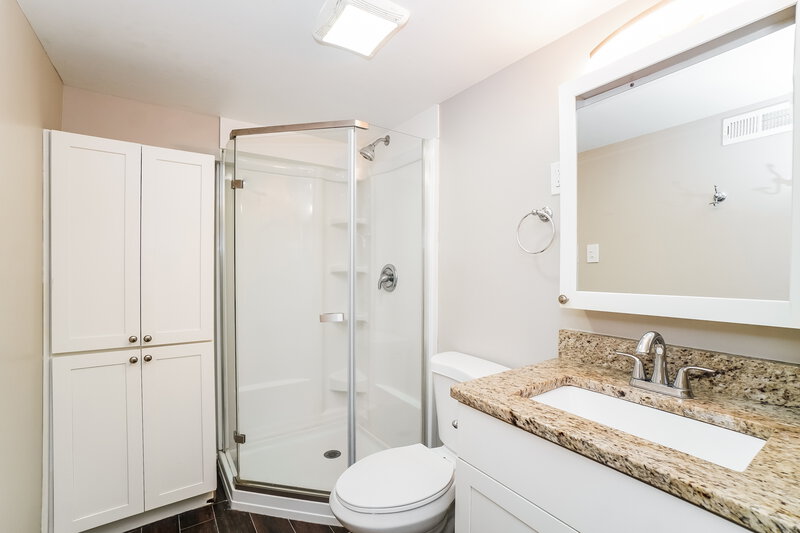 2,480/Mo, 3708 Fox Hunt Trl Columbus, OH 43221 Main Bathroom View