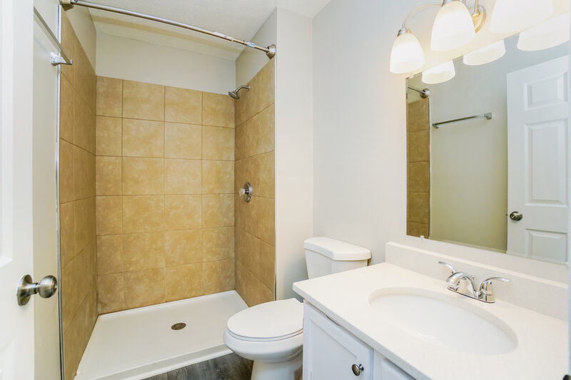 2,005/Mo, 5603 Deforest Dr Columbus, OH 43232 Main Bathroom View