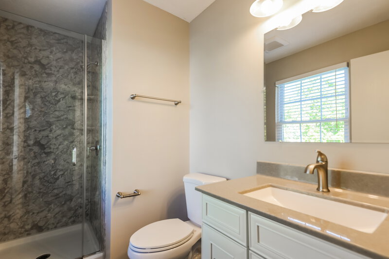 1,825/Mo, 4052 Sweet Shadow Ave Columbus, OH 43230 Main Bathroom View