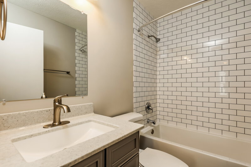 1,825/Mo, 4052 Sweet Shadow Ave Columbus, OH 43230 Bathroom View