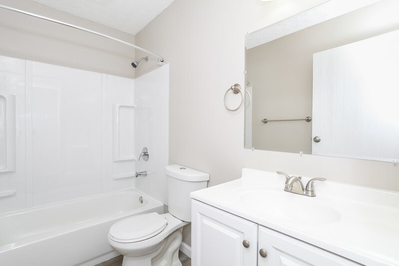 3,070/Mo, 5560 Deer Hill Dr Galloway, OH 43119 Main Bathroom View
