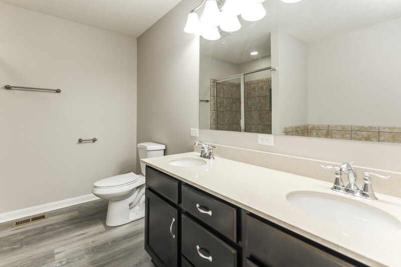 2,350/Mo, 11 Meadow Way SW Pataskala, OH 43062 Main Bathroom View