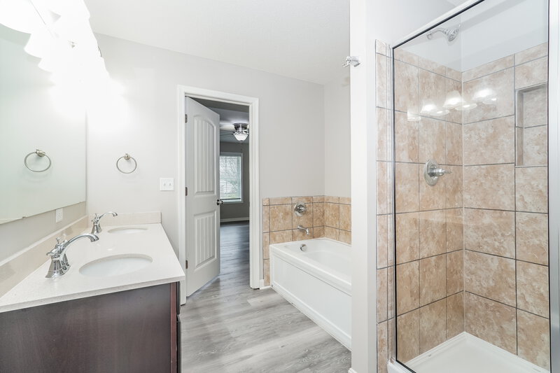 3,070/Mo, 11 Meadow Way SW Pataskala, OH 43062 Main Bathroom View