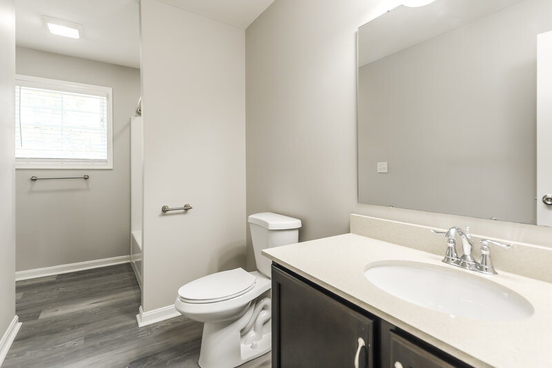 2,350/Mo, 11 Meadow Way SW Pataskala, OH 43062 Bathroom View