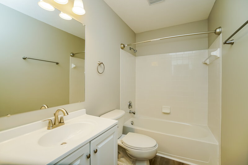 2,250/Mo, 5990 Witherspoon Way Westerville, OH 43081 Main Bathroom View
