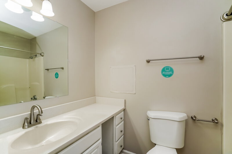 1,960/Mo, 27 Providence Lane Delaware, OH 43015 Main Bathroom View
