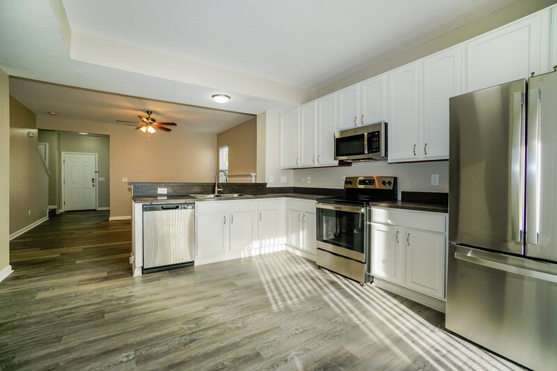 2,385/Mo, 2710 Aeden Dr Columbus, OH 43219 Kitchen View 2