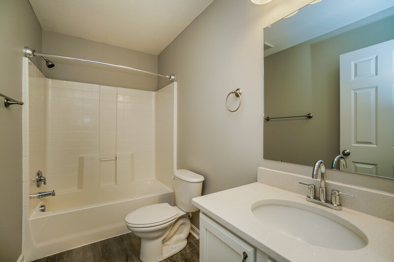 2,385/Mo, 2710 Aeden Dr Columbus, OH 43219 Main Bathroom View