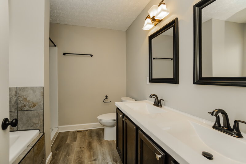 2,370/Mo, 5894 Gazelle Dr Galloway, OH 43119 Main Bathroom View