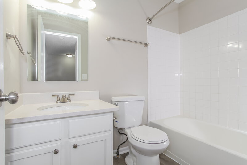 2,150/Mo, 5770 Gradey Pass Galloway, OH 43119 Main Bathroom View