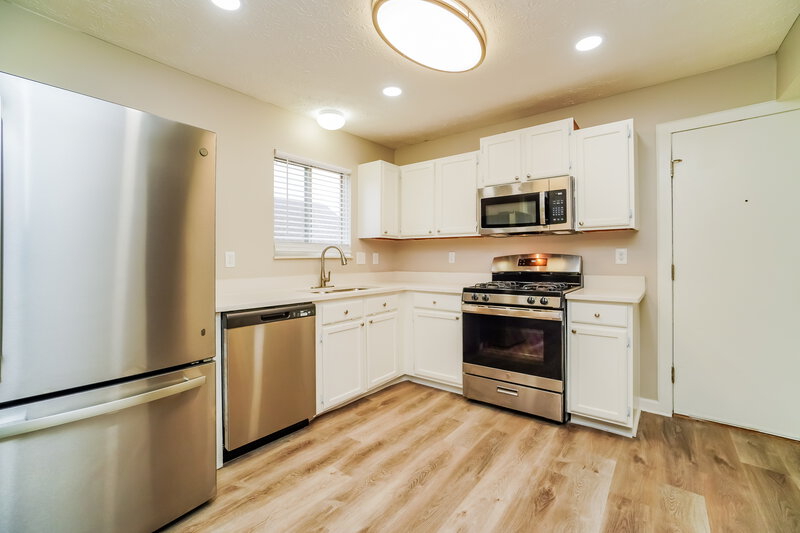 1,965/Mo, 7515 Kittansett Ln Pickerington, OH 43147 Kitchen View 2