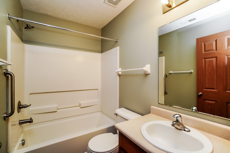 1,950/Mo, 3819 Liriope Street Canal Winchester, OH 43110 Main Bathroom View