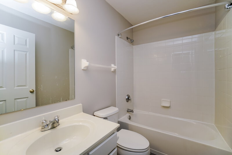 2,175/Mo, 438 Wheatfield Dr Delaware, OH 43015 Bathroom View 2