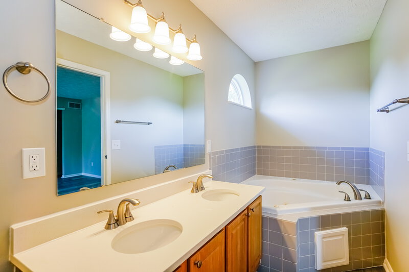 2,070/Mo, 1957 Berwick Court Delaware, OH 43015 Main Bathroom View