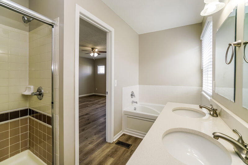 2,495/Mo, 6807 Willow Bloom Drive Canal Winchester, OH 43110 Main Bathroom View