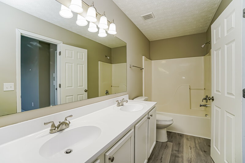 1,900/Mo, 3197 Gallant Dr Columbus, OH 43232 Main Bathroom View