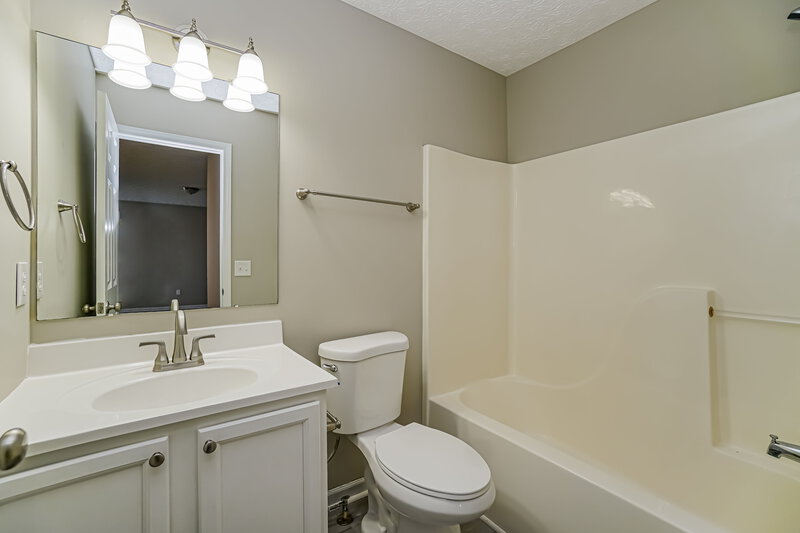 1,900/Mo, 3197 Gallant Dr Columbus, OH 43232 Bathroom View