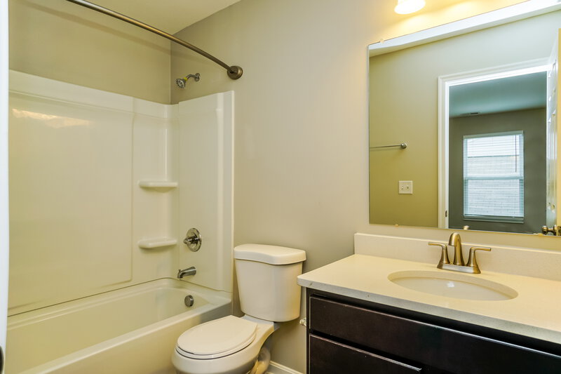 2,255/Mo, 7428 Willow Leaf Dr Canal Winchester, OH 43110 Main Bathroom View