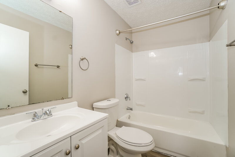 2,245/Mo, 2108 Juneau Way Grove City, OH 43123 Bathroom View