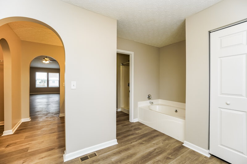 1,995/Mo, 7699 Rippingale St Blacklick, OH 43004 Main Bathroom View 2