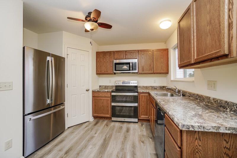 2,140/Mo, 7560 Maple Trunk Dr Canal Winchester, OH 43110 Kitchen View 2