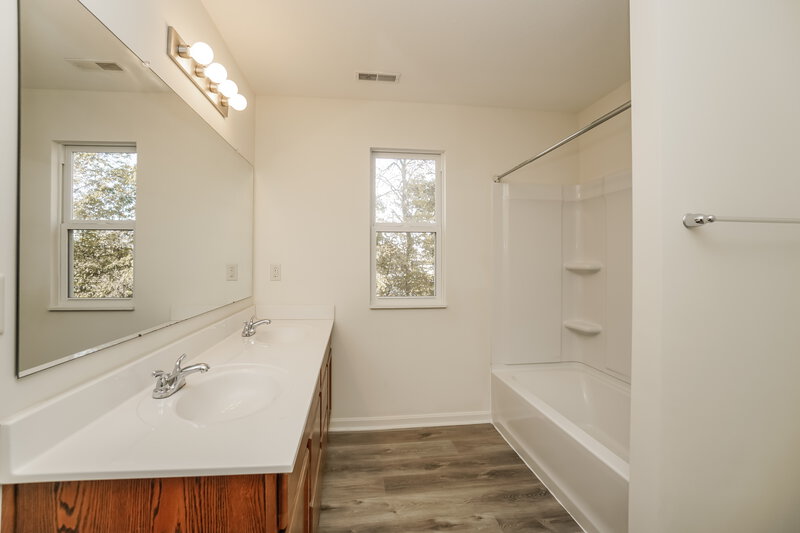 2,140/Mo, 7560 Maple Trunk Dr Canal Winchester, OH 43110 Main Bathroom View