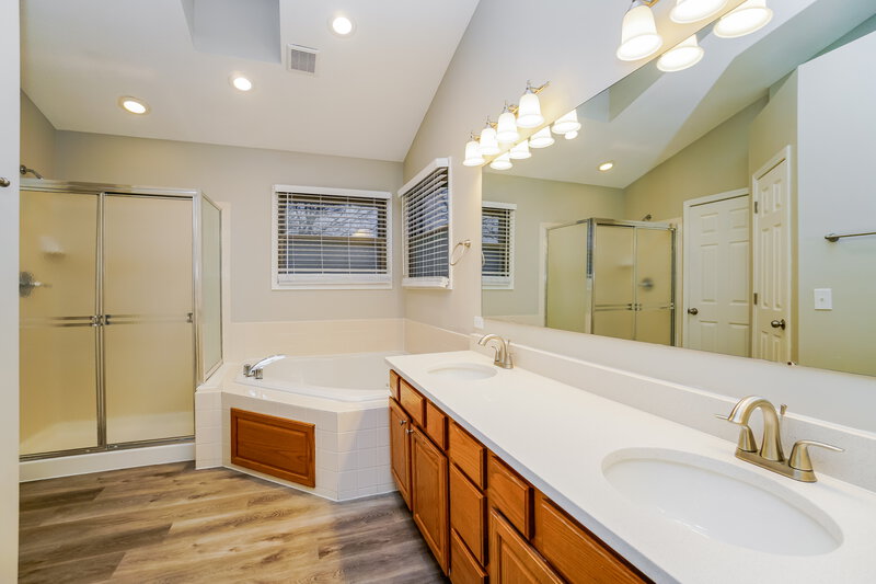 3,330/Mo, 156 Locust Curve Dr Delaware, OH 43015 Main Bathroom View
