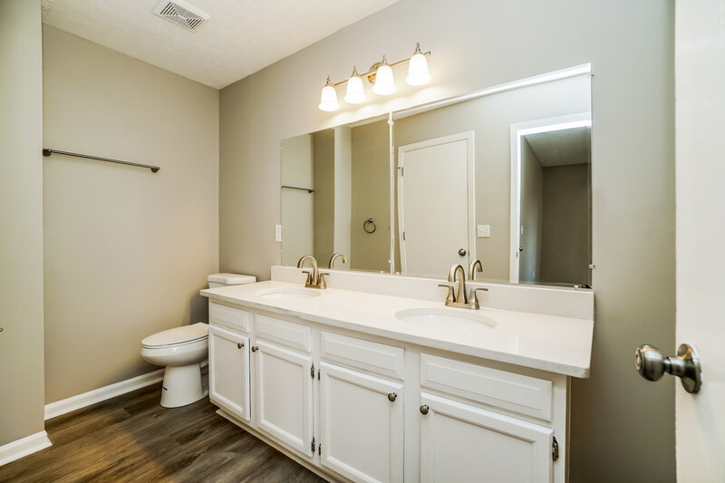 2,185/Mo, 2791 Beal Dr Columbus, OH 43232 Main Bathroom View